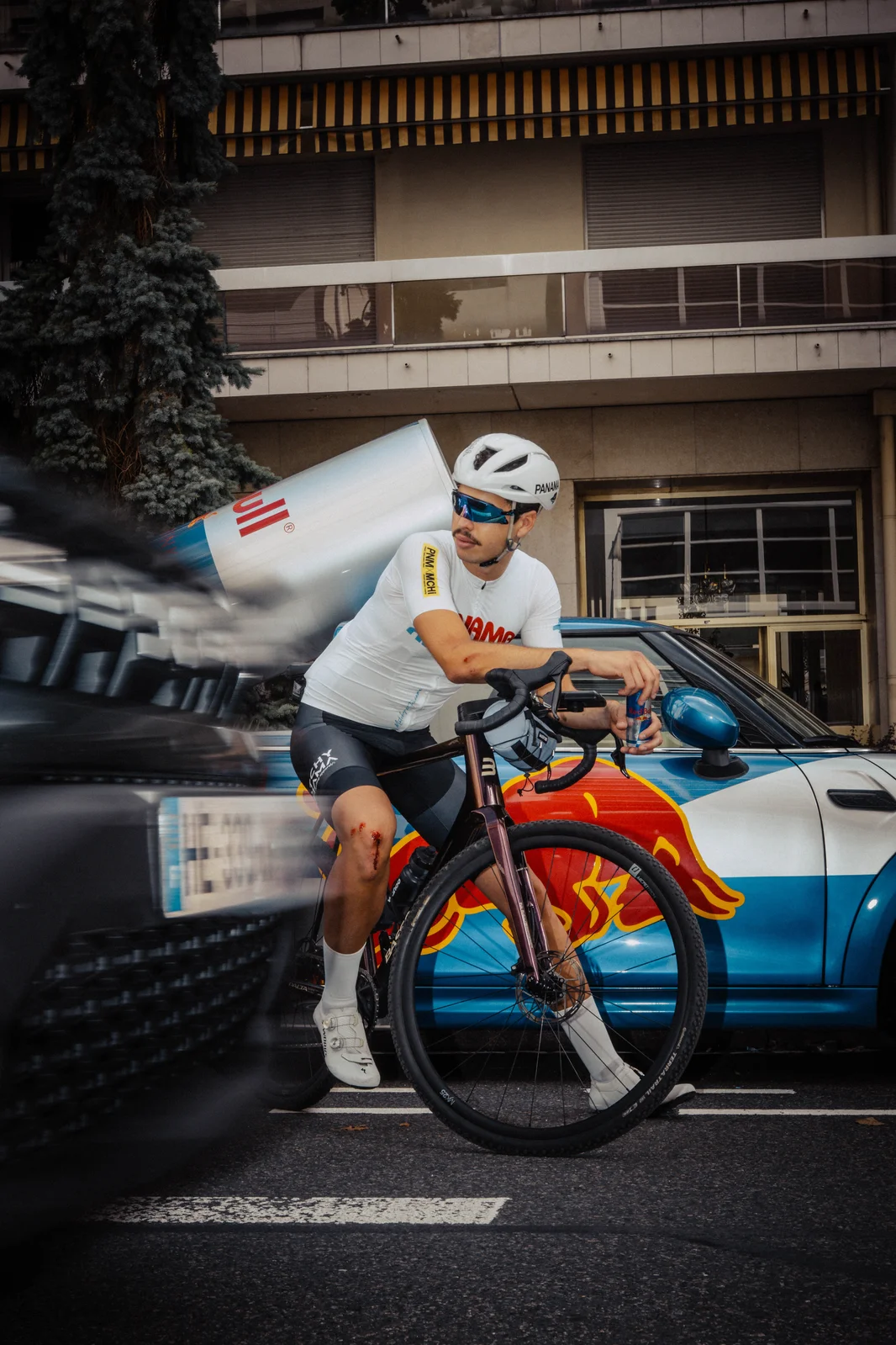 Jules Bouchard à vélo dans les rues de Lyon