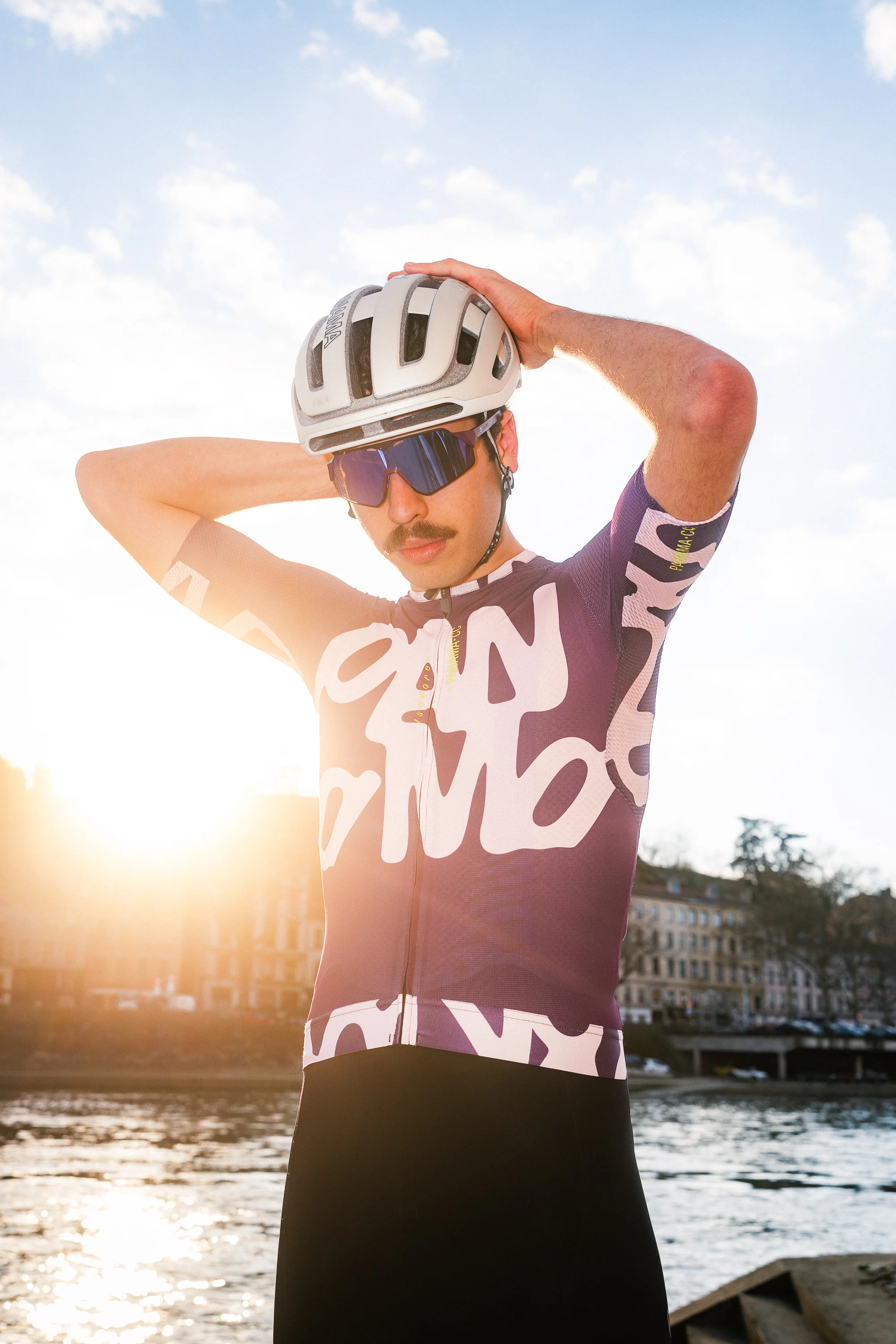 Jules Bouchard, cycliste et créateur de contenu, portant casque et lunettes miroir